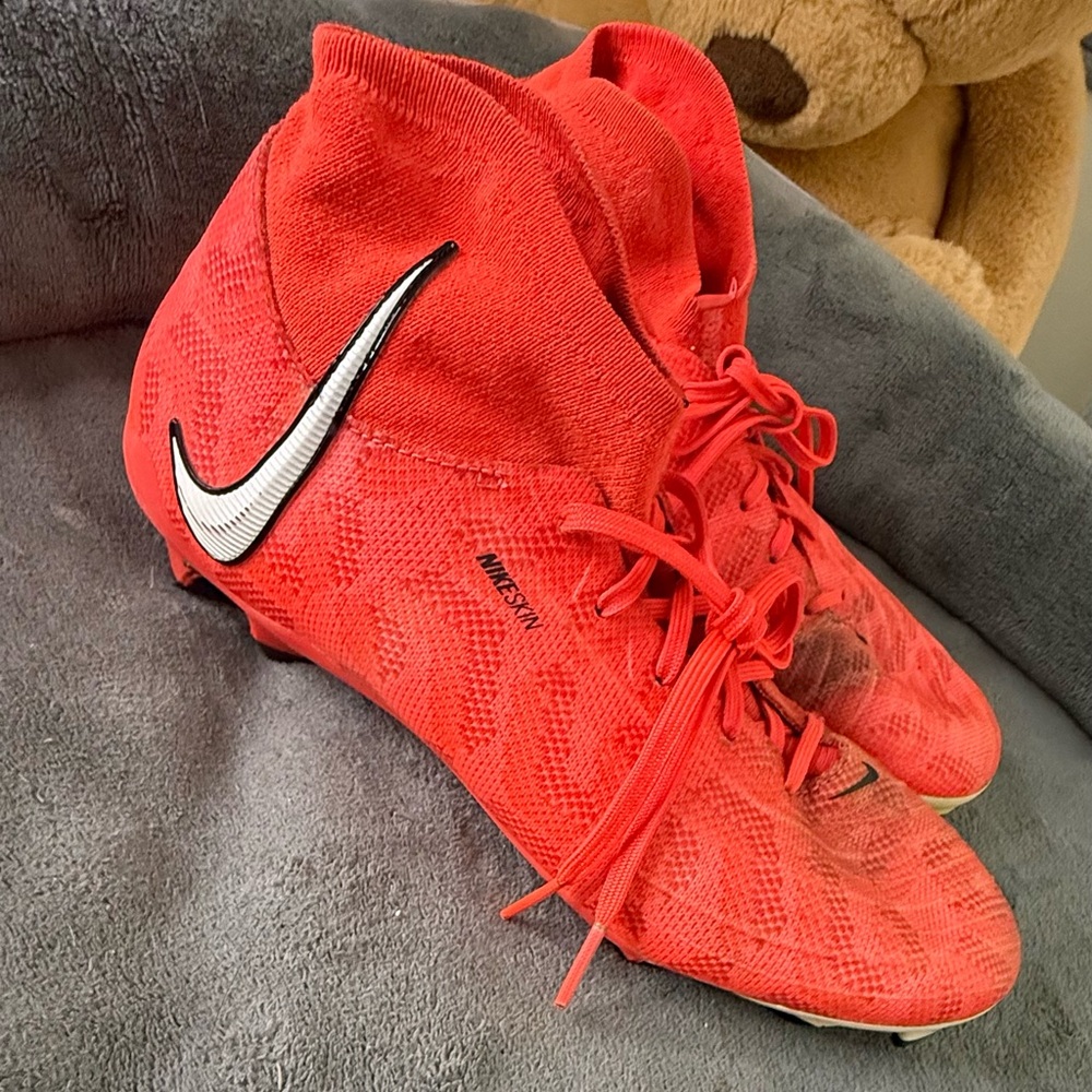 Nike Red Soccer Cleats Nike Phantom Luna FG Crimson Soccer Cleats, Women Size 7